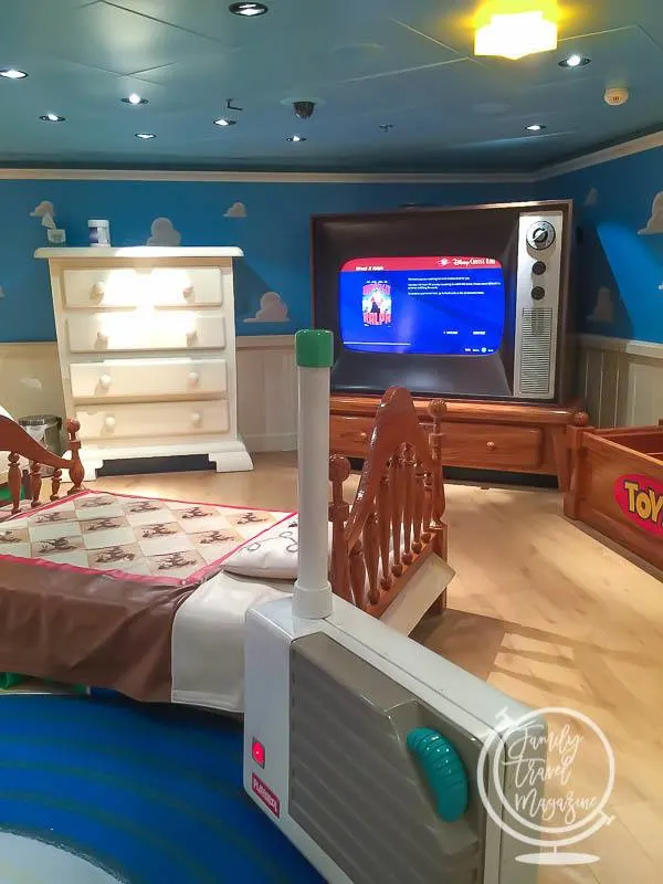 Kids' club room 