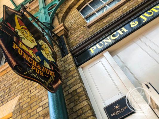 Entrada e sinal para Punch and Judy pub