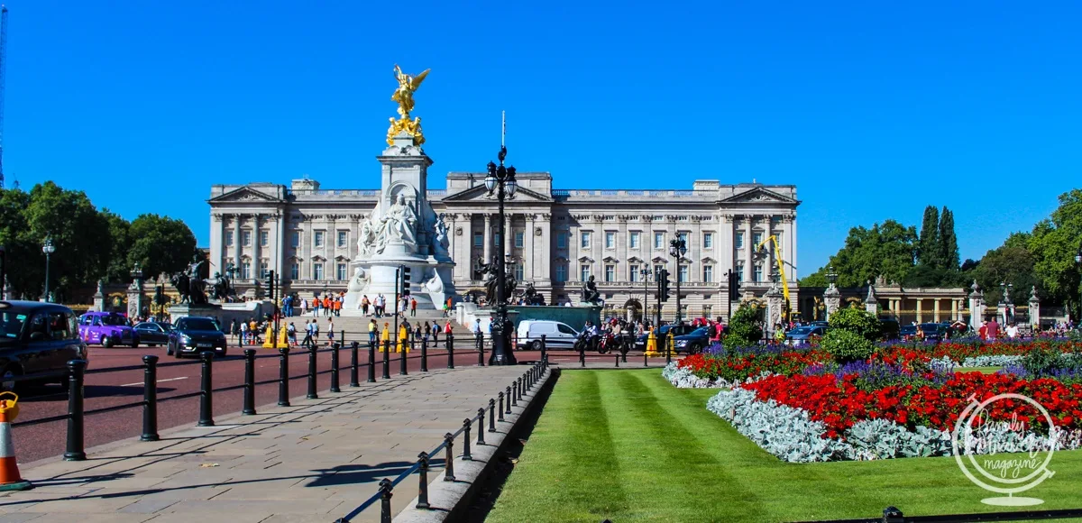 The exterior of Buckingham Palace with statue and gardens