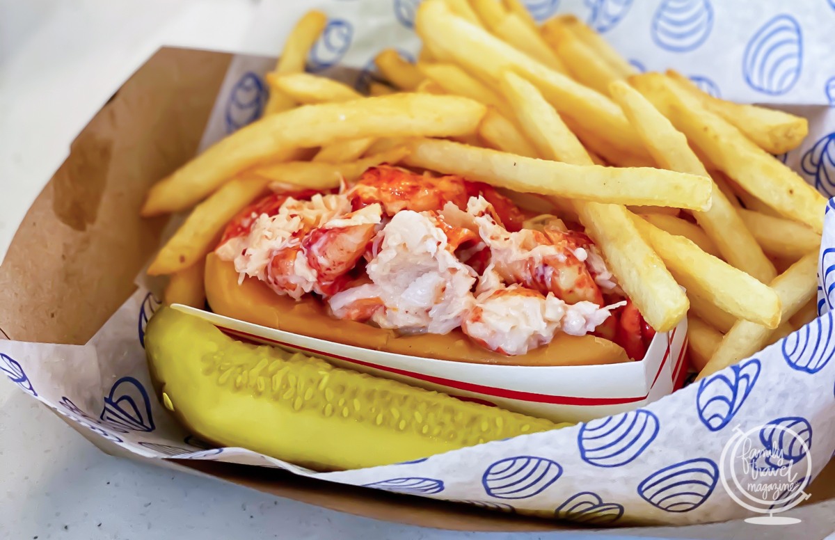 Lobster roll with fries 