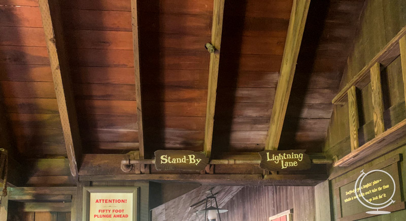 Signs showing standby and lightning lane lines at Splash Mountain