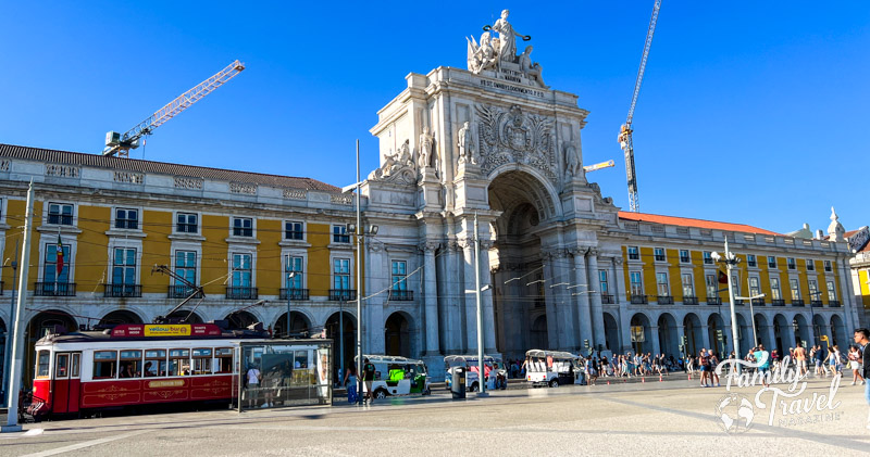 Rua Augusta Arch with yellow building and white arch. 
