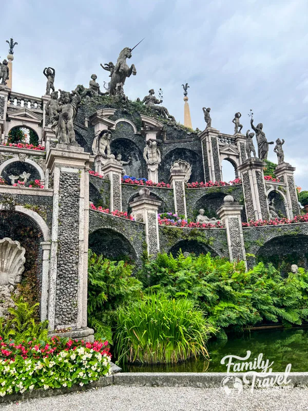 Italian garden with statues and flowers 