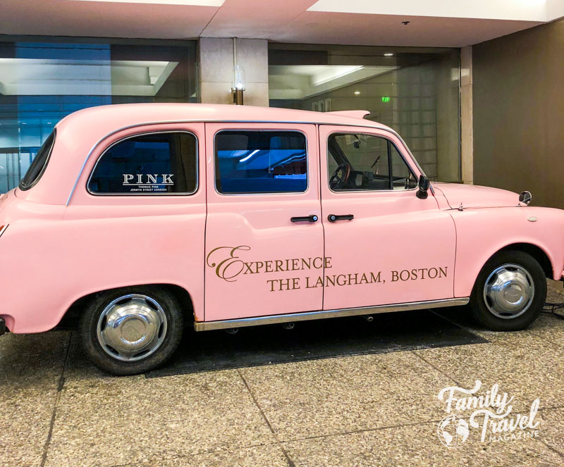 Táxi rosa Langham estacionado em frente ao hotel 